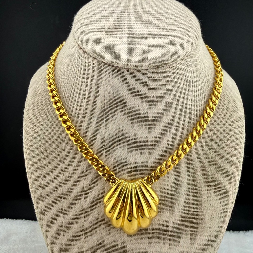 Vintage Goldette Scallop Shell Pendant Necklace Gold Tone Curb Chain 16 READ